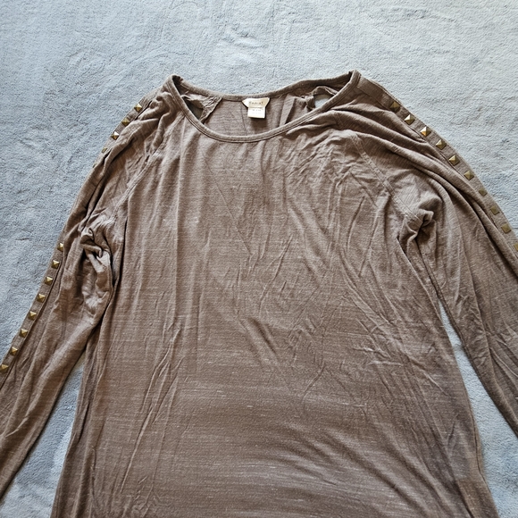 Women's Ariat Long Sleve Top With Brass Studs Accenting the Sleeves. XL - Picture 2 of 12